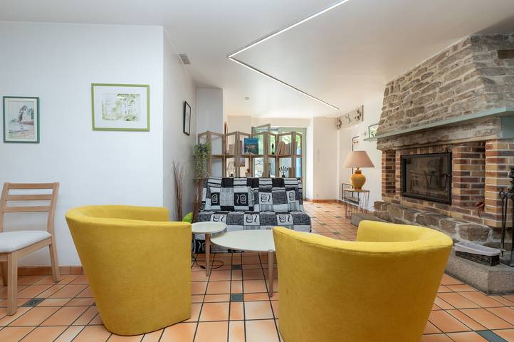 Holiday Home 'Gite Ar Maez' with Private Terrace, Shared Garden and Wi-Fi in Saint-Nolff, Regionalt naturreservat i Golfe du Morbihan