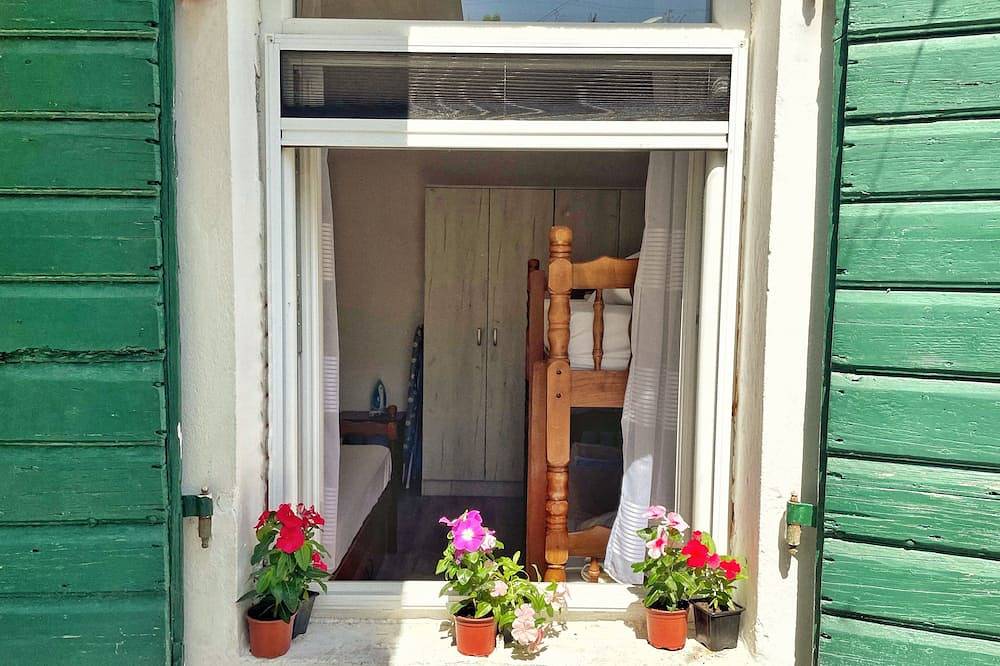 Ganze Wohnung, 1-bedroom apartment with 3 beds + private parking in Tivat, Boka Kotorska