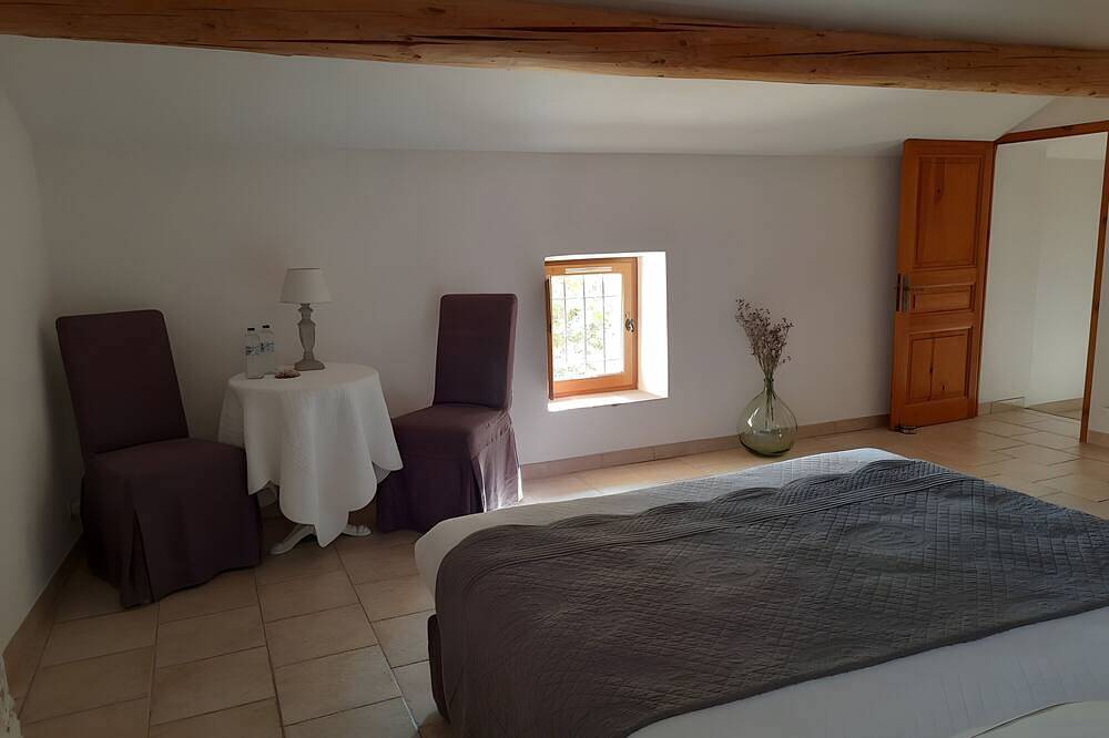 Bed and Breakfast 'Chambre Au Levant' with Shared Terrace, Wi-Fi and Air Conditioning in Violès, Vaucluse