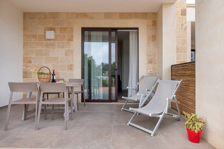 Entire apartment, Apartment 'Tenuta Vigna Corallo - Dalia' with Shared Pool, Wi-Fi and Air Conditioning in Baia dei Turchi, Otranto region