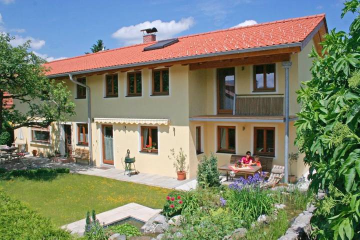 Ferienwohnung für 3 Personen, mit Terrasse und Garten sowie Ausblick in Bad Tölz
