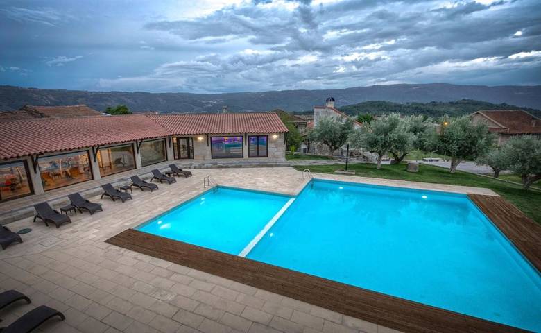 Maison de campagne pour 10 personnes, avec Balcon et Terrasse ainsi que Jardin et Piscine à Chaves
