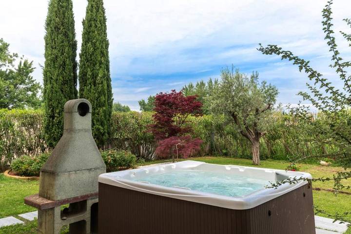 Ferienhaus für 8 Personen, mit Whirlpool und Pool sowie Garten