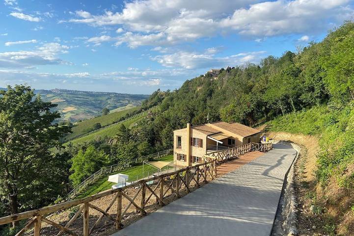 Ferienhaus für 16 Personen, mit Pool und Garten sowie Balkon und Whirlpool