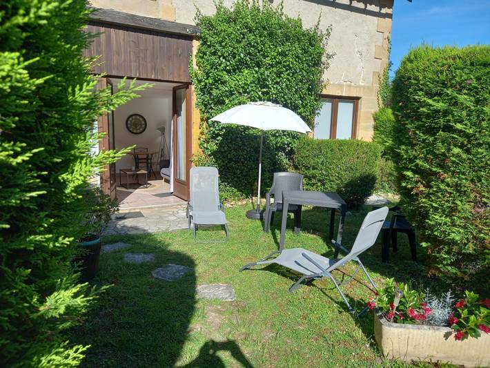 Gîte pour 2 personnes, avec piscine ainsi que jardin et terrasse