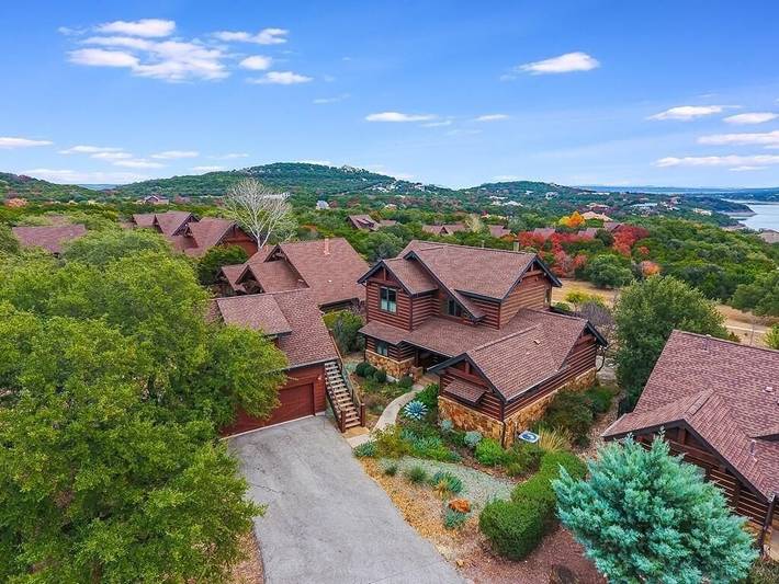 Vacation house for 10 people, with balcony and hot tub as well as pool in Lake Travis