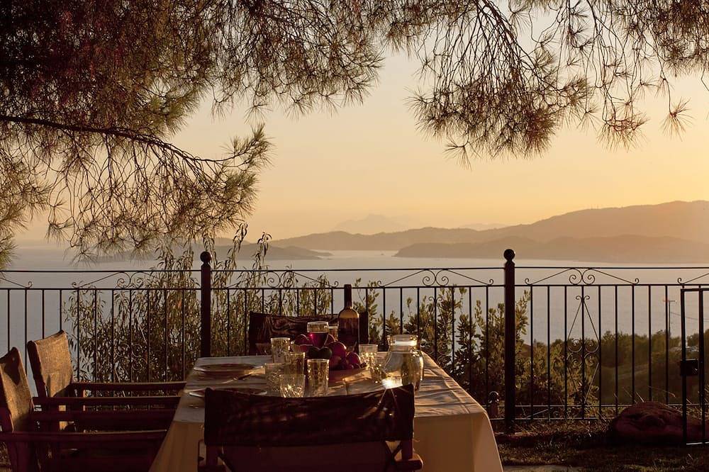 Villa with stunning view out to the sea accross the viladge of Glossa in Glossa, Sporades