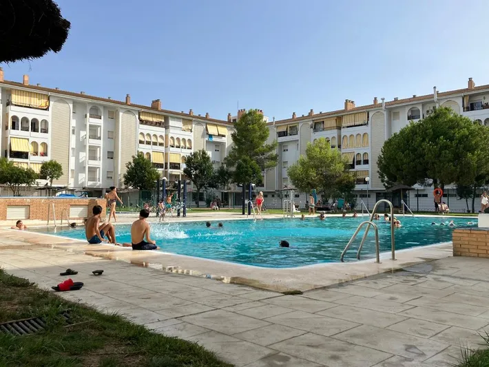 Apartamento de vacaciones para 4 personas, con jardín y piscina para niños además de terraza y piscina - 1