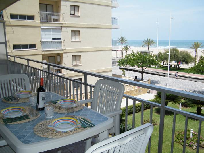 Apartamento entero, Playa de Gandía, primera línea frontal al mar. 3 dormitorios A/A. Exclusivo Familias in Platja Nord de Gandia (Gandia), Playa de Gandía
