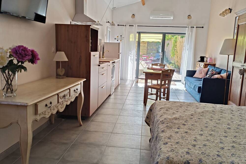 Entire apartment, Large studio with outdoor jacuzzi in Lagnes, Parc naturel régional du Luberon