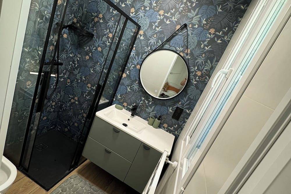 Entire apartment, Au petit Puteolien - 2 steps from La Défense in Puteaux, Hauts-de-Seine
