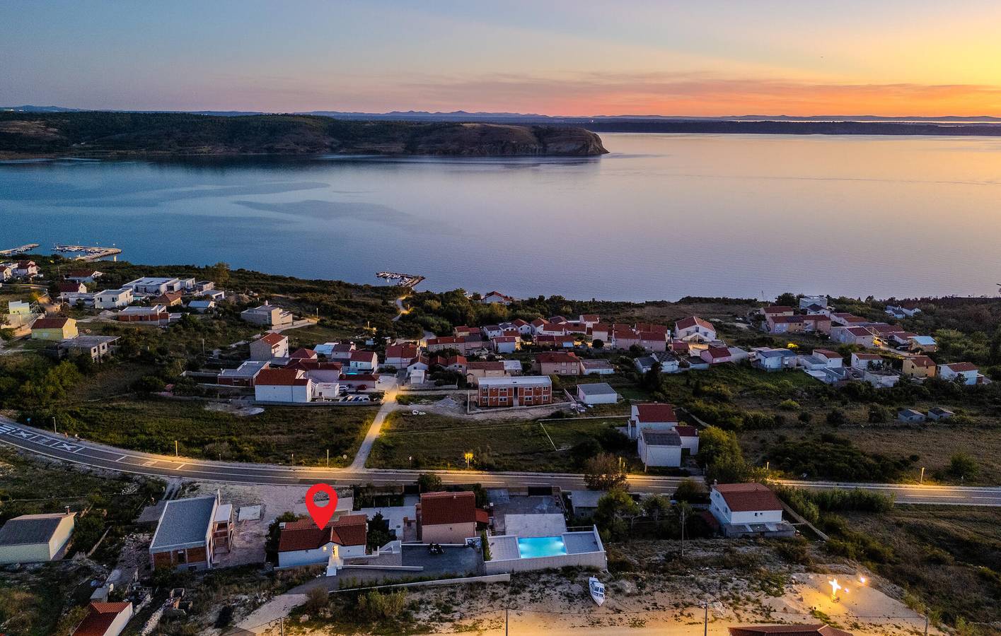 Apartment am Meer mit Pool, Terrasse und Parkplatz – 400 m bis zur Küste in Rtina, Zadar