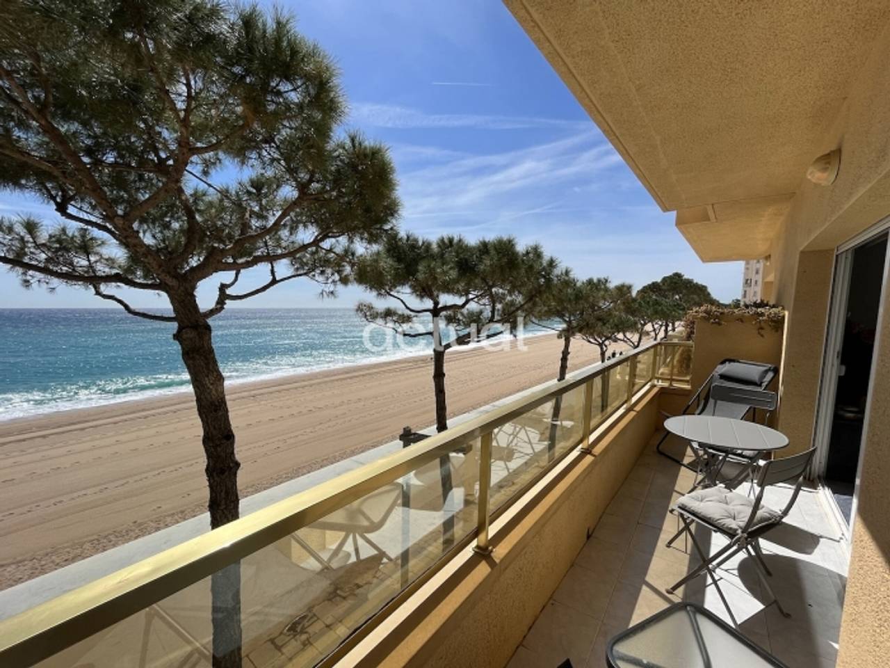 Apartamento entero, Apartamento renovado frente al mar, 2 habitaciones, aire acondicionado, parking in Platja d'Aro, Costa Brava