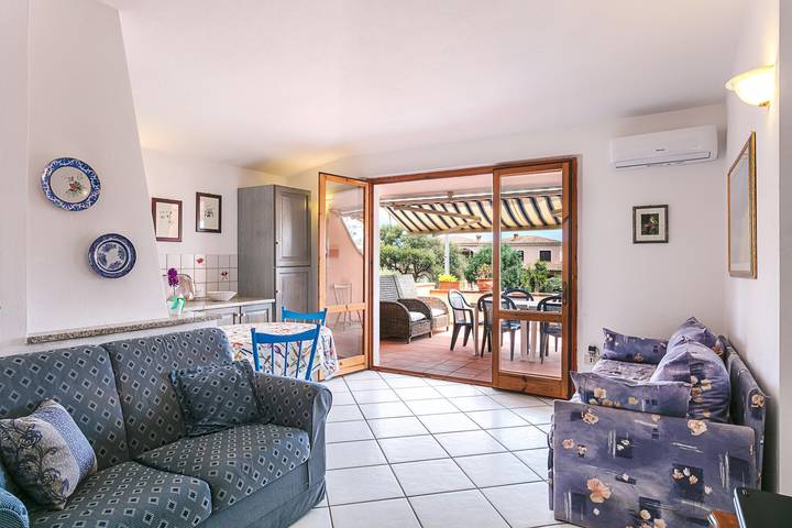 Ganze Wohnung, Ferienwohnung "La Bouganville" mit Balkon, Terrassen und Garten in Suaredda-traversa, San Teodoro