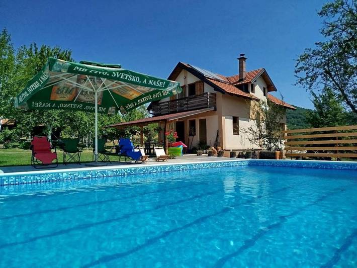 Gîte pour 9 personnes, avec Balcon et Terrasse ainsi que Jardin et Piscine à Kosjerić