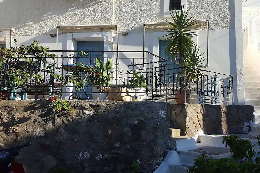 Ground floor of renovated townhouse with large veranda in Poros Stadt, Poros
