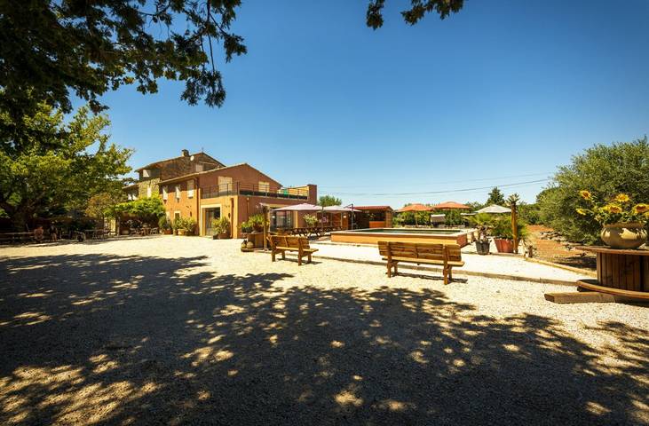 Gîte pour 15 personnes, avec terrasse ainsi que piscine et jardin
