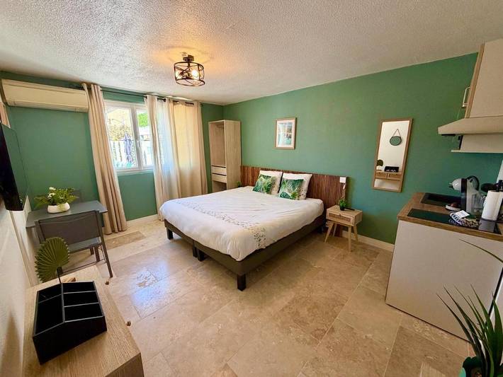 Gîte pour 2 personnes, avec vue ainsi que piscine et terrasse, animaux acceptés à Saint-Laurent-d'Aigouze