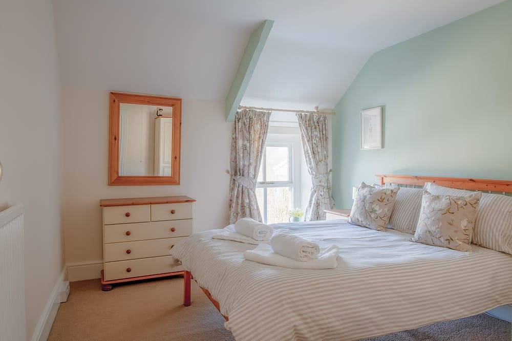 Rural location,  surrounded by farmland, ancient green lanes, footpaths & woods. in Swansea region