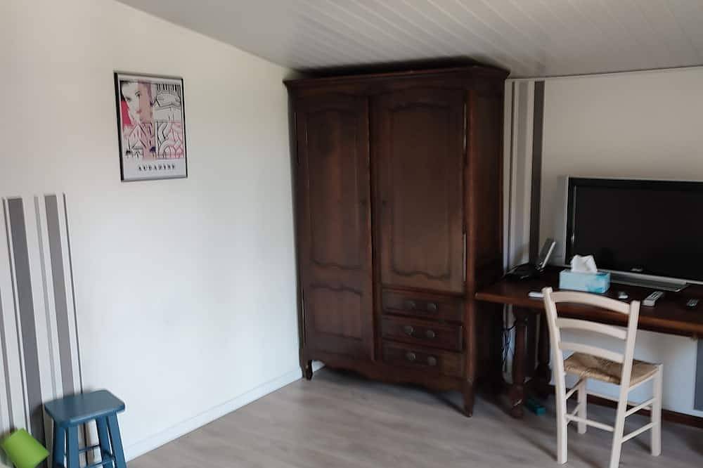 Location atypique,20km de Rocamadour 10 kom de Padiracet vue sur Castelnau. in Autoire, Lot