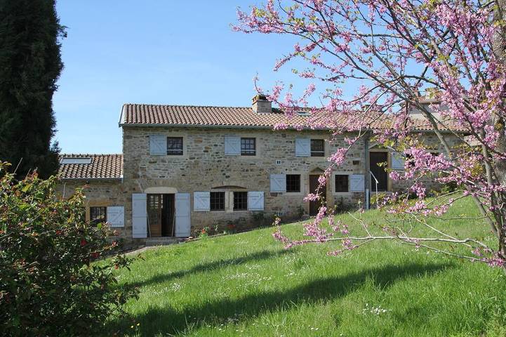 Location de vacances pour 14 personnes, avec jardin dans Jalogny