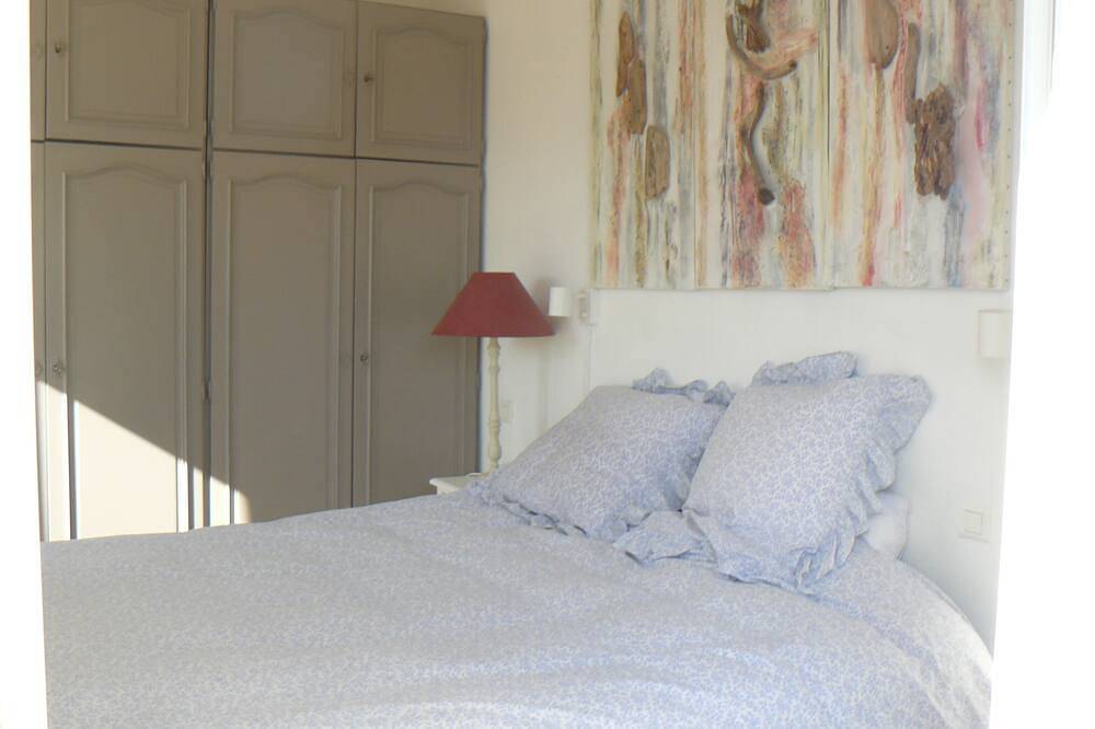 Villa on terraces with swimming pool and superb view of the village in Carcès, Región Brignoles