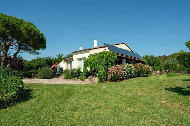 Location de vacances pour 11 personnes, avec Terrasse et Jardin ainsi que Bassin pour enfant et Piscine à Labastide-de-Virac