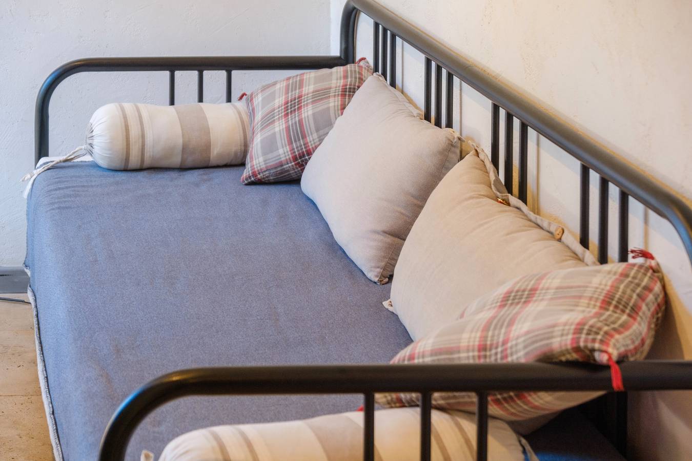 Bed and Breakfast 'Grenade' with Shared Terrace, Wi-Fi and Air Conditioning in Menton, Nice region