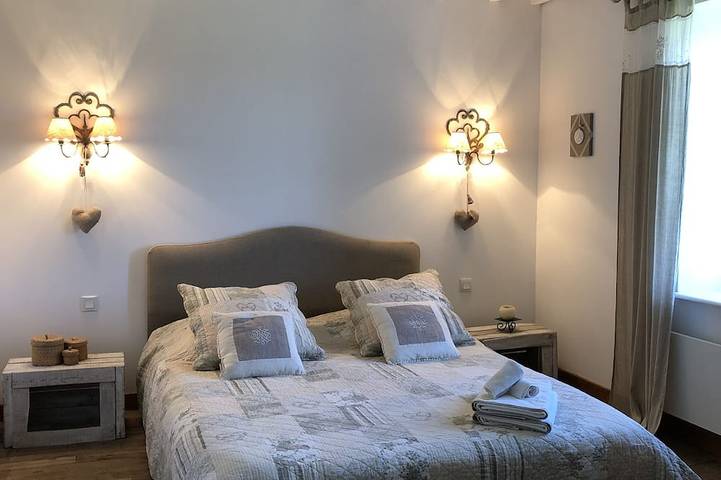 Gîte pour 8 personnes, avec jardin à Lachaux