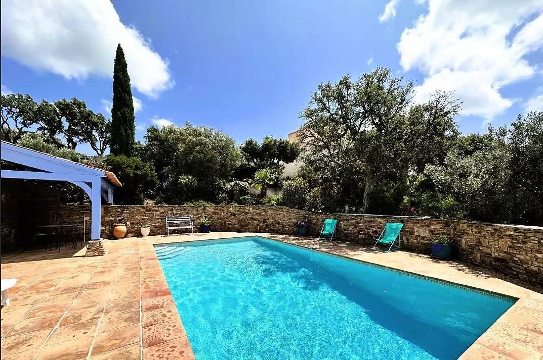 Houses & Villas for 8 People in La Londe-les-Maures, Toulon region
