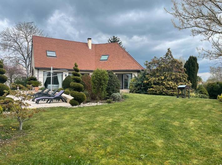 Location de vacances pour 11 personnes, avec Terrasse et Jardin ainsi que Piscine et Vue à Merceuil