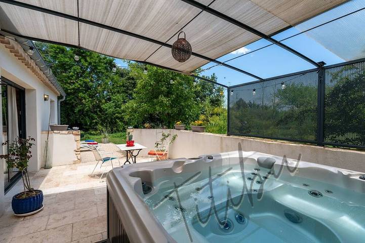 Gîte pour 2 personnes, avec Jacuzzi ainsi que Terrasse et Jardin