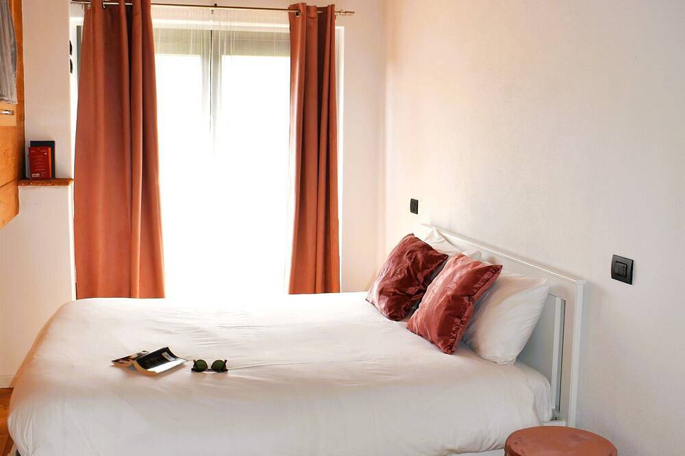 Our Happy Place Detached vacation home with garden in Mandello del Lario, Westelijke Bergamo-Alpen