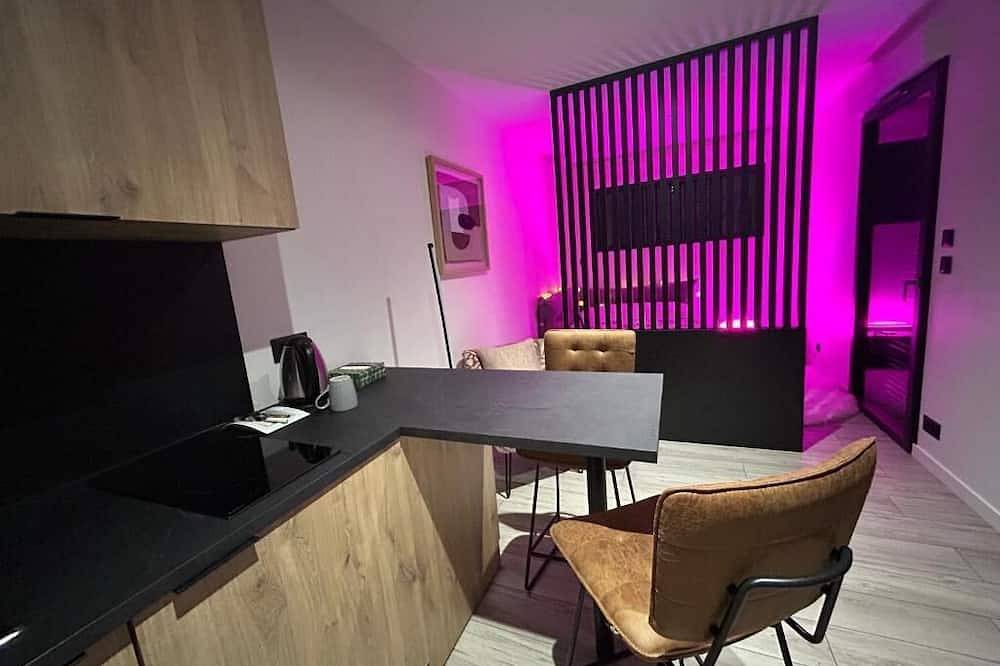 Appartement entier, Studio de jardin avec vue sur piscine in Meyzieu, Lyon et ses environs