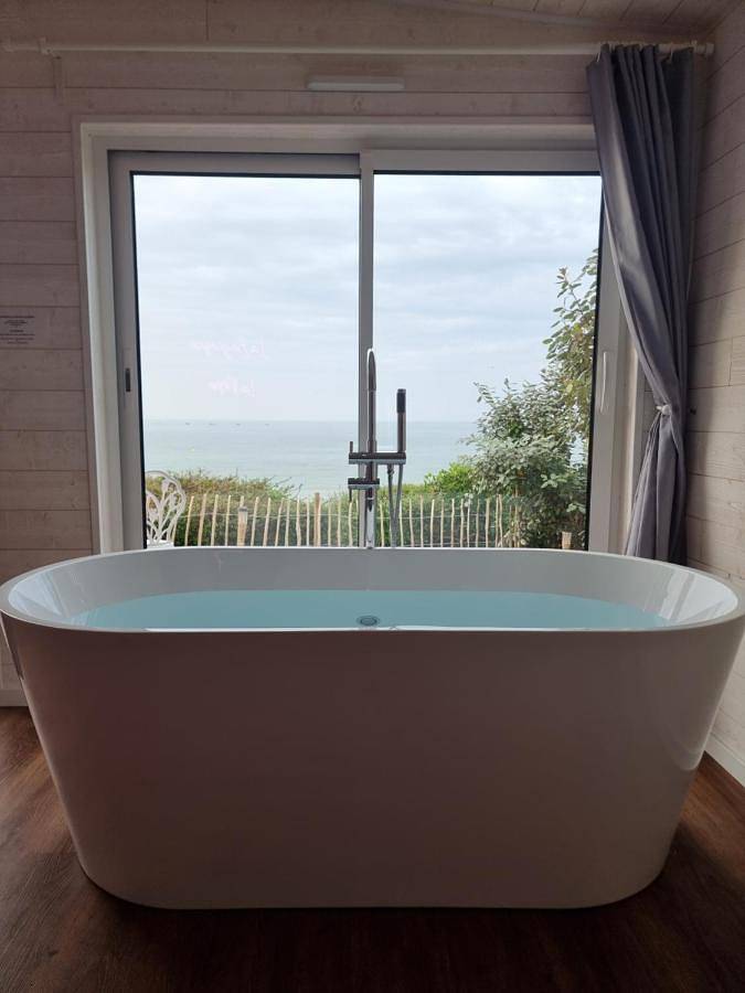 Gîte pour 2 personnes, avec terrasse ainsi que jardin et vue à Saint-Côme-de-Fresné - 4