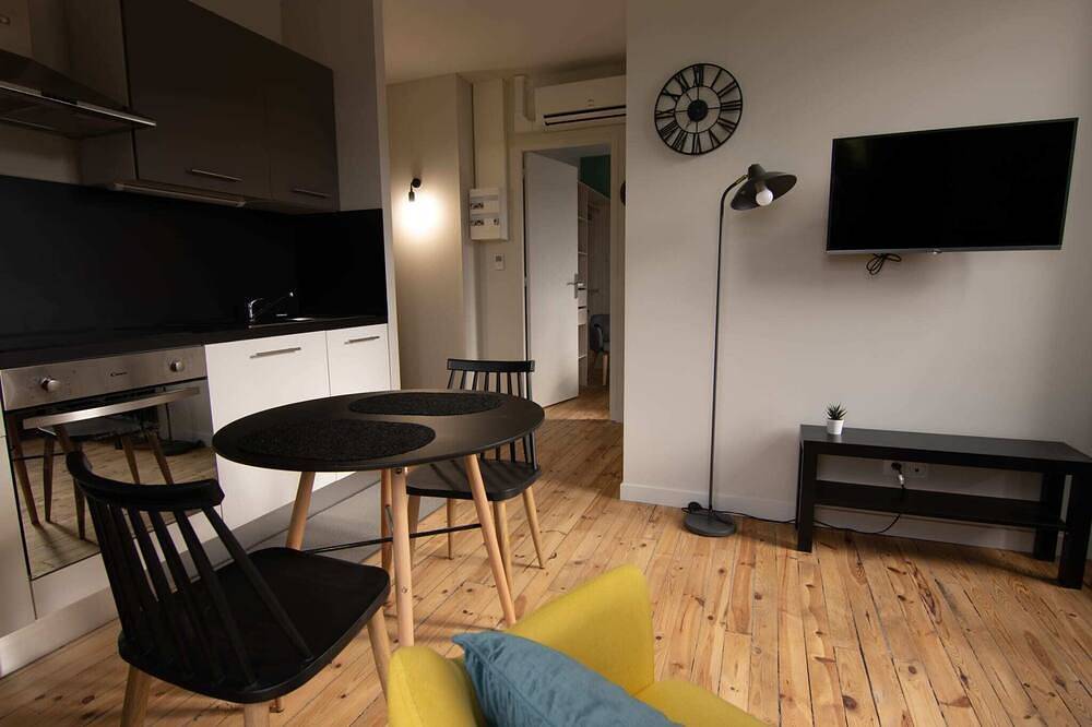 Entire apartment, 2-person air-conditioned 1-bedroom apartment near Aïga Resort Puy Chopine 101 in Châtel-Guyon, Volcans d'Auvergne Regional Nature Park
