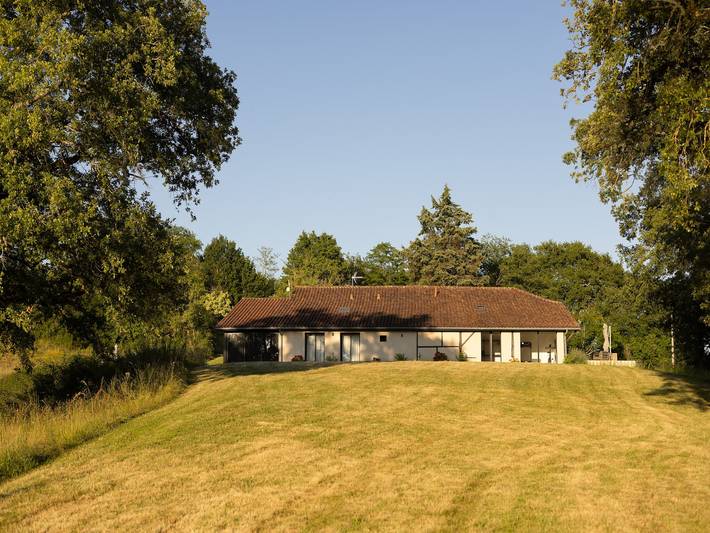 Location de vacances pour 12 personnes, avec Balcon/Terrasse ainsi que Terrasse et Piscine à Peyrusse-Grande