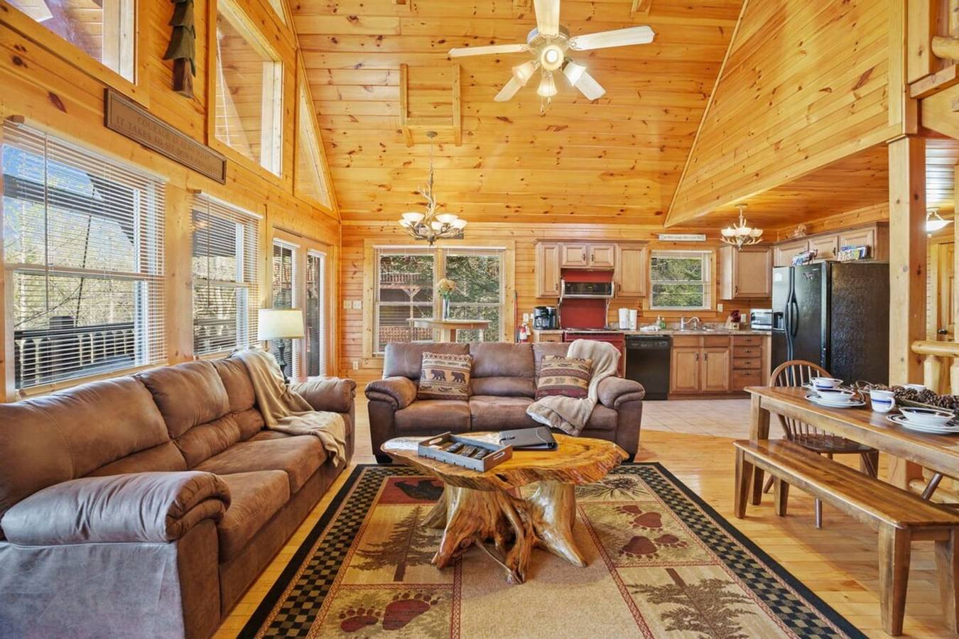 Entire studio, Stunning Mountain Cabin w/ Hot tub in Gatlinburg, Sevier County