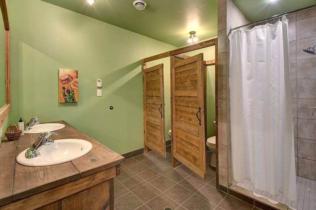 Waterfront private Beach 2 hot tubs Pool Sauna 21p. in Labelle, Québec