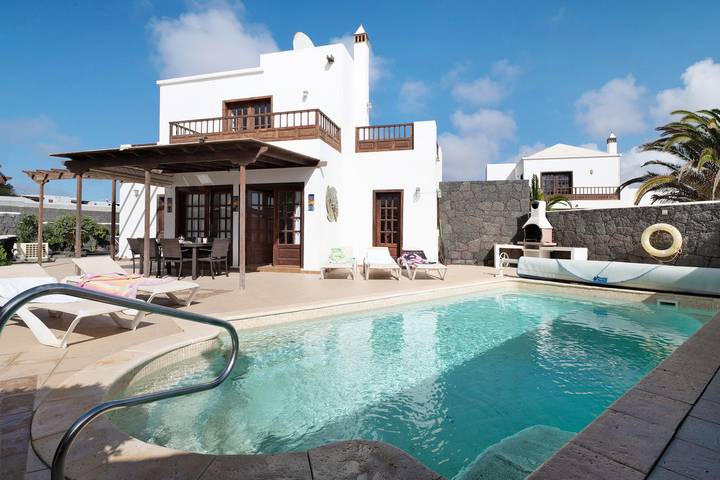 Villa Serendipity con vistas a la montaña, piscina climatizada privada y Wi-Fi in Playa Blanca, Yaiza