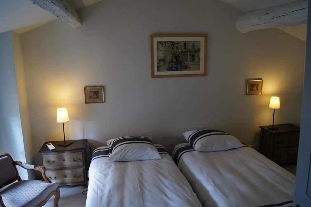 Family Cottage with courtyard in Villeneuve-lès-Avignon, Nimes region