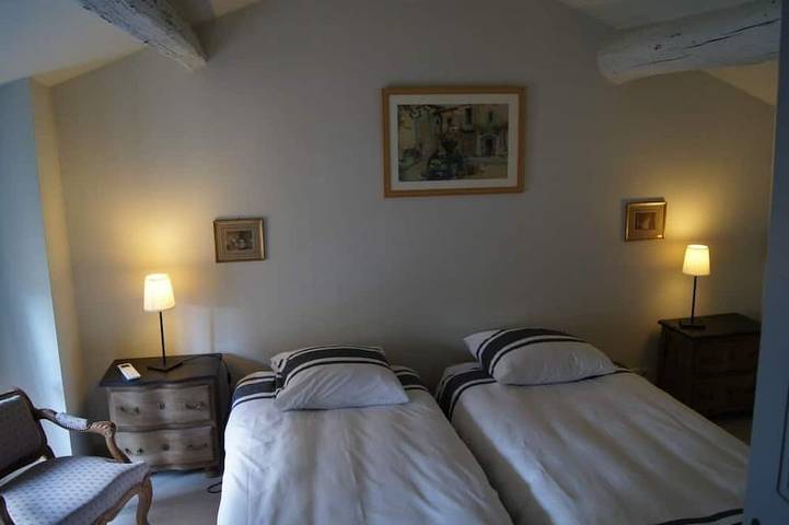 Gîte-Familie-Ensuite mit Bad-Blick auf den Hof-Gîte in Villeneuve-lès-Avignon, Nimes und Umgebung