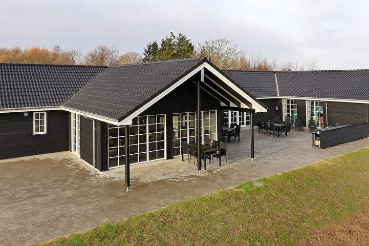 Ferienhaus für 26 Personen, mit Whirlpool und Terrasse sowie Garten und Pool in Tårup