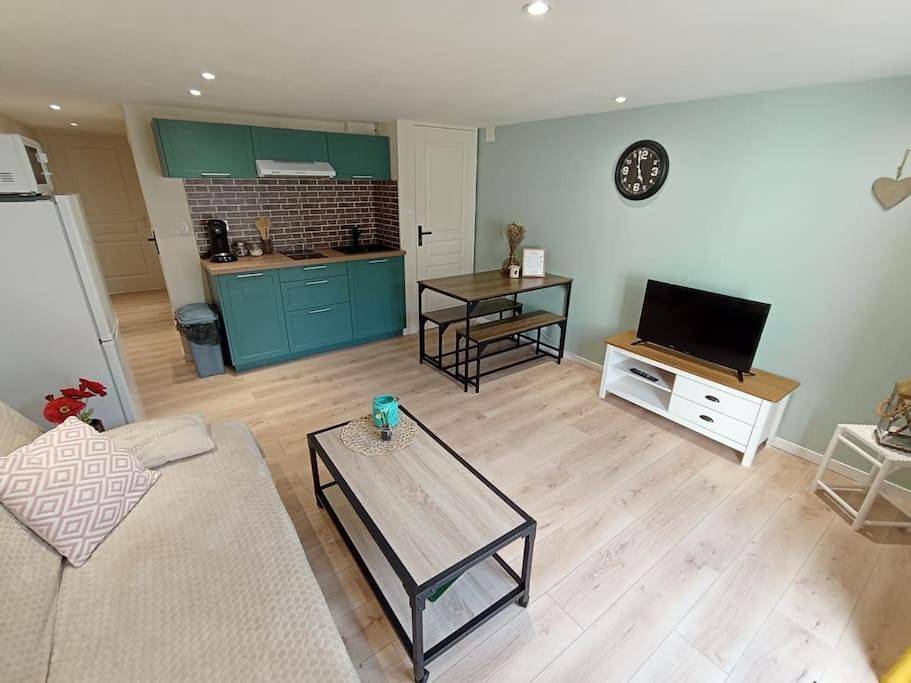 Appartement entier, One-Bedroom Apartment in Château-Gontier-sur-Mayenne, Mayenne