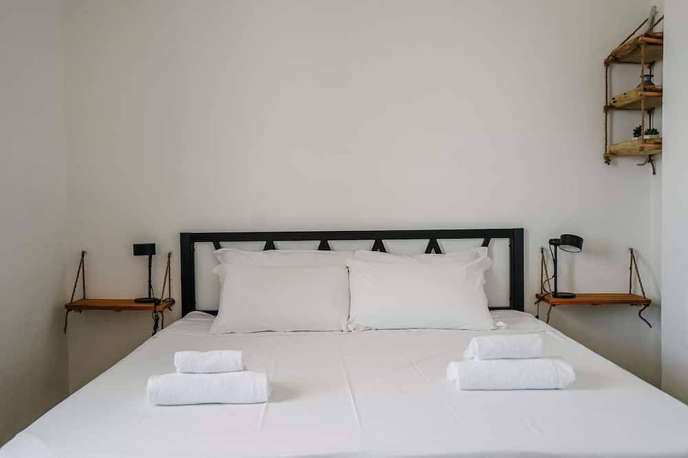 Entire apartment, Tra le Nuvole - Two Bedroom Apartment, Sleeps 5 in Albenga, Riviera di Ponente