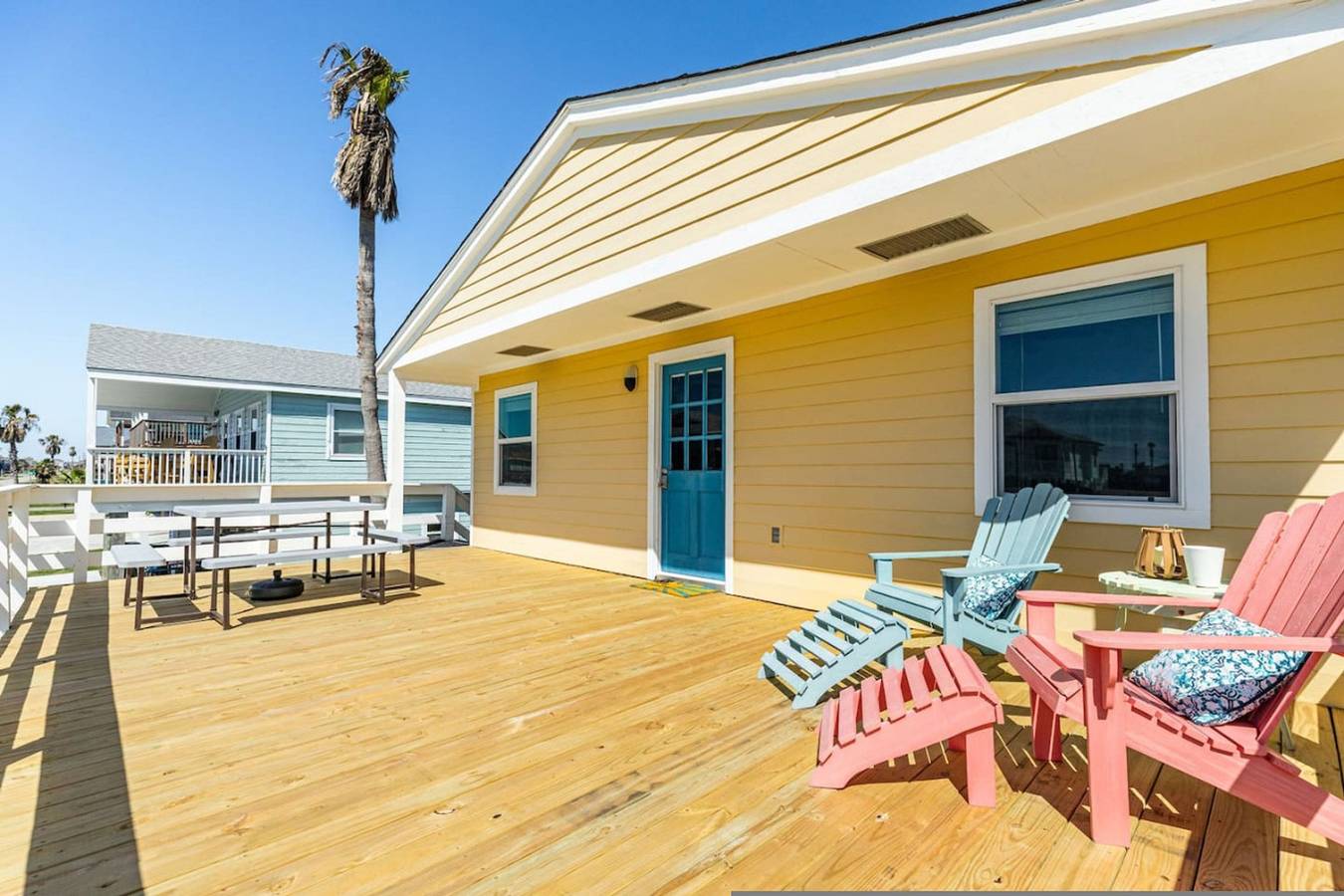 Sunny Daze Walk to Beach, 2 Decks, Pet Friendly! in Galveston Island, Galveston