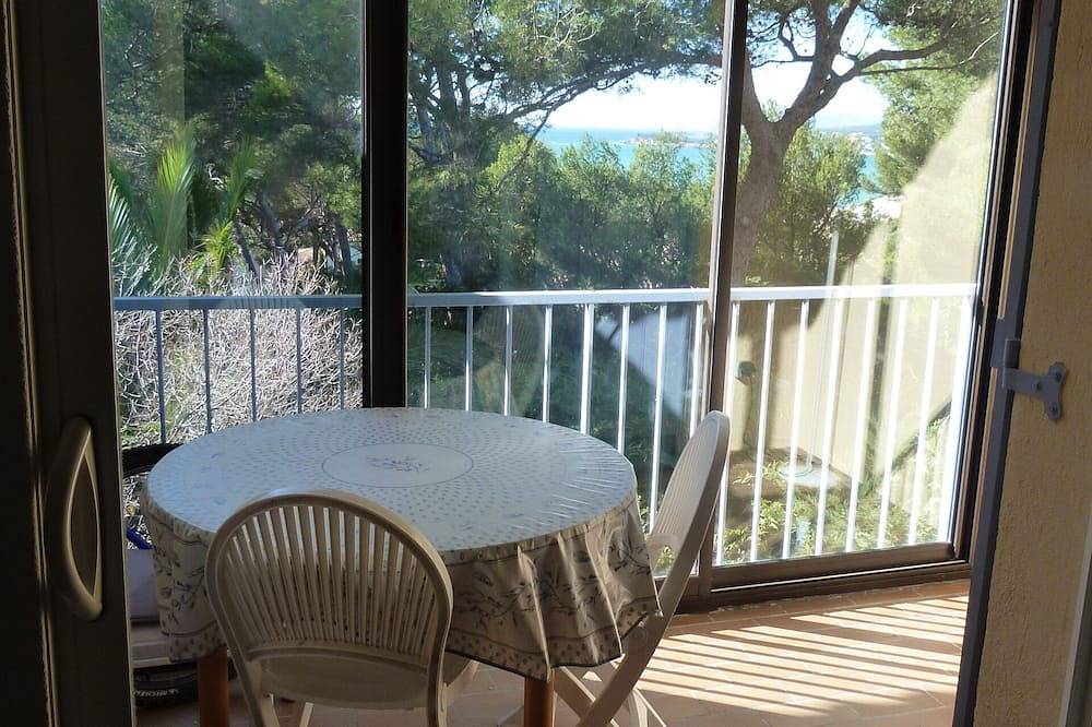 Ganze Wohnung, Pinienwald und Meerblick für diese angenehme, sehr ruhige 3-Zimmer-Wohnung 200 m vom Strand entfernt in Sanary-sur-Mer, Mittelmeerküste (Frankreich)