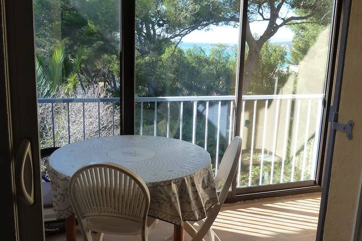 Entire apartment, Pine forest view and small sea view for this very quiet T3 apartment 200 m from the beach in Sanary-sur-Mer, Mediterranean Coast (France)
