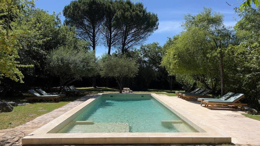 Location de vacances pour 6 personnes, avec jardin ainsi que vue et piscine à Sabran