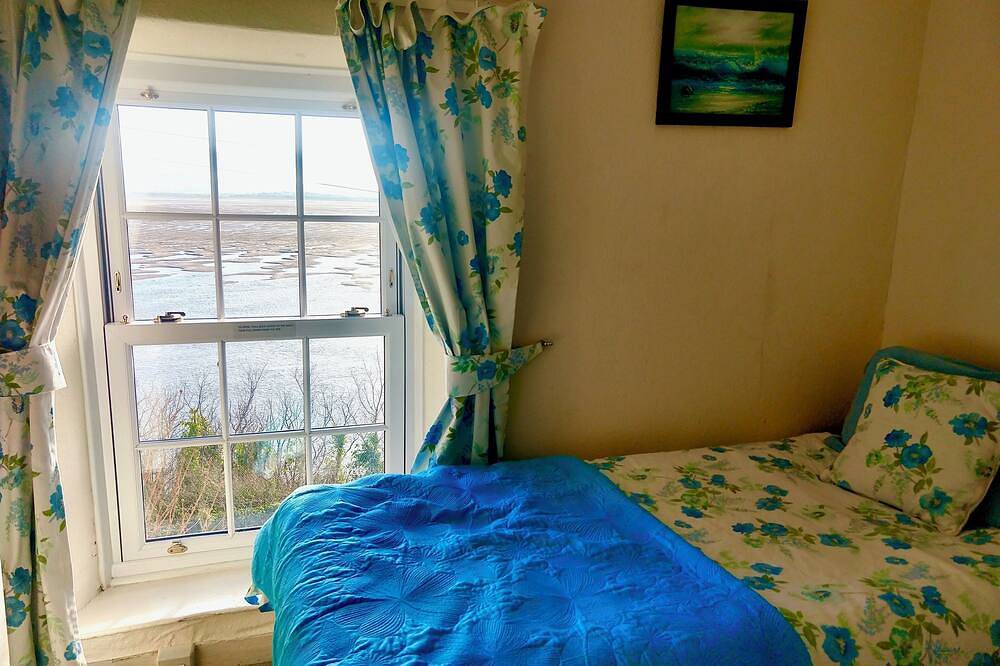 3 bedrms sleeps 5. 1 min walk to Penhelig Beach. 1 Wk Min Stay. Garden, parking. in Aberdovey, Snowdonia